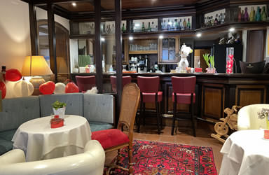 Discover our lounge bar…